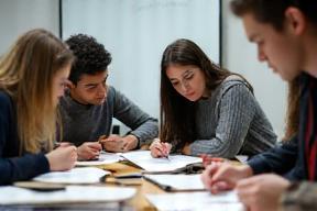 Groupe étudiant pour un examen de français